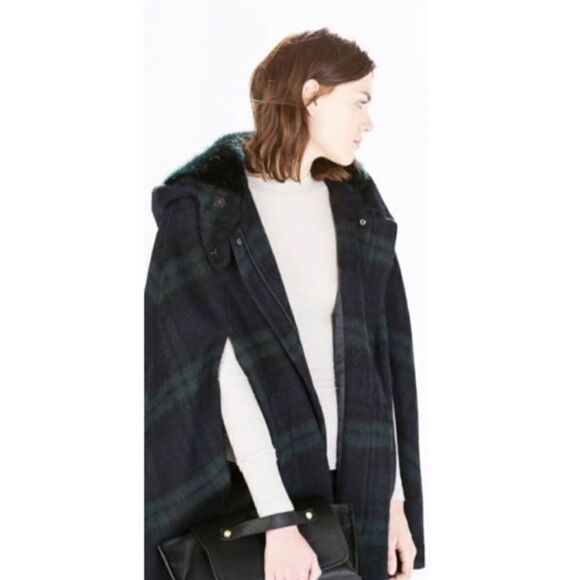 RARE bloggers favorite plaid cape with a faux fur lined hood - Picture 3 of 15